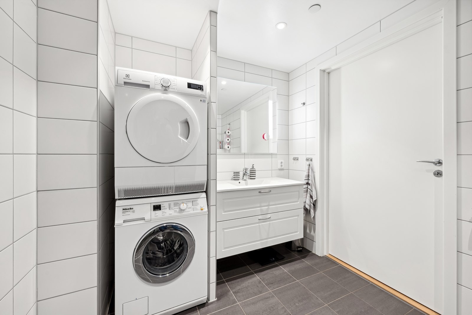 Baderommet er utstyrt med dusjhjørne, klosett og servant i baderomsinnredningen. Galleribilde