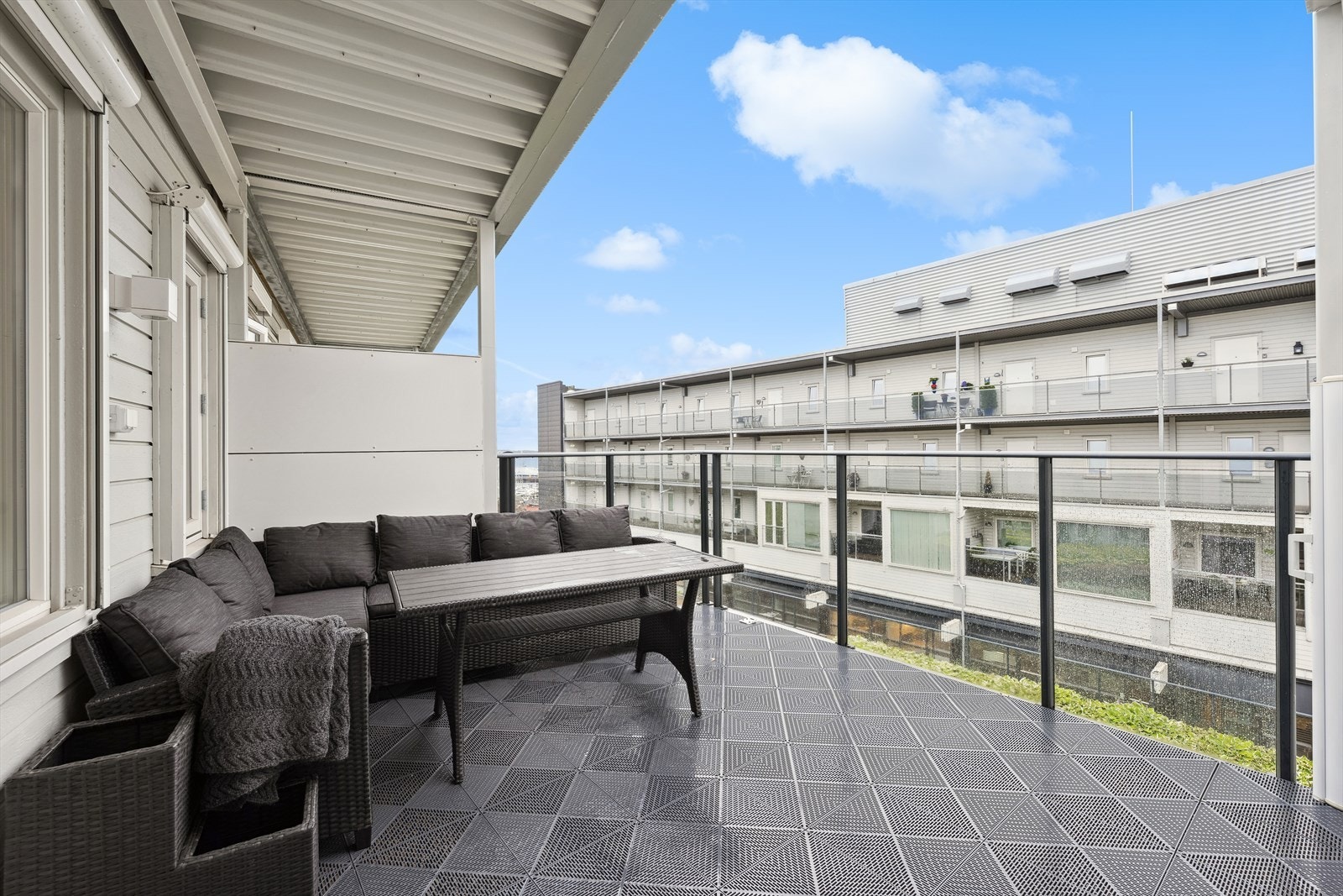 Fra stuen har du direkte utgang til egen flott balkong. Galleribilde