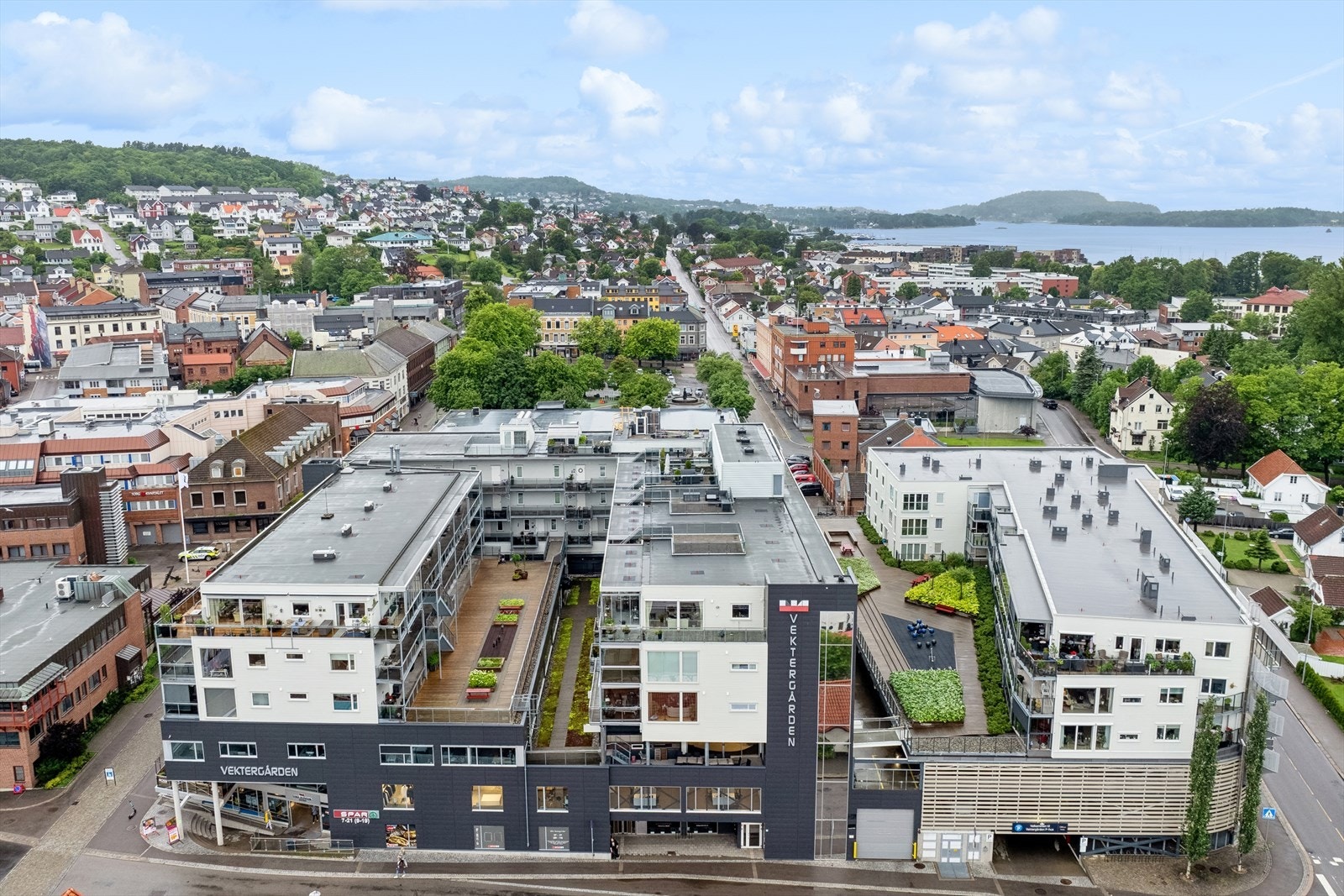 Sameiets kan by på blant annet flere hyggelige fellesområder med benker og noen lekeapparater for barna. Galleribilde