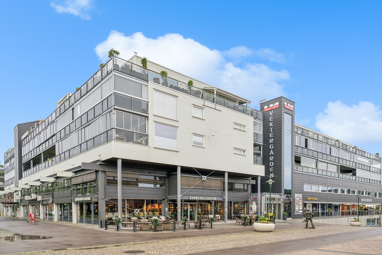 Sameiet består av en boligdel med 92 boligseksjoner og en næringsdel med 5 næringsseksjoner. Galleribilde