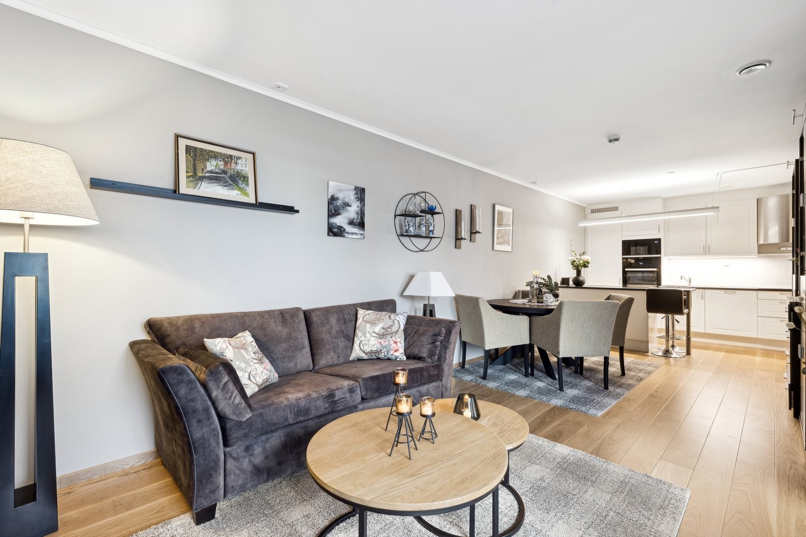 Stue og kjøkken er i lys og åpen løsning. Galleribilde