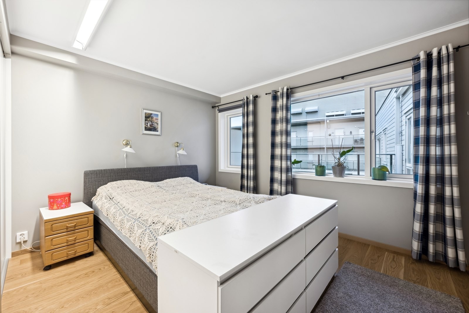 Lyst og pent soverom med god plass til både dobbeltseng og ønsket soveromsmøblement. Galleribilde