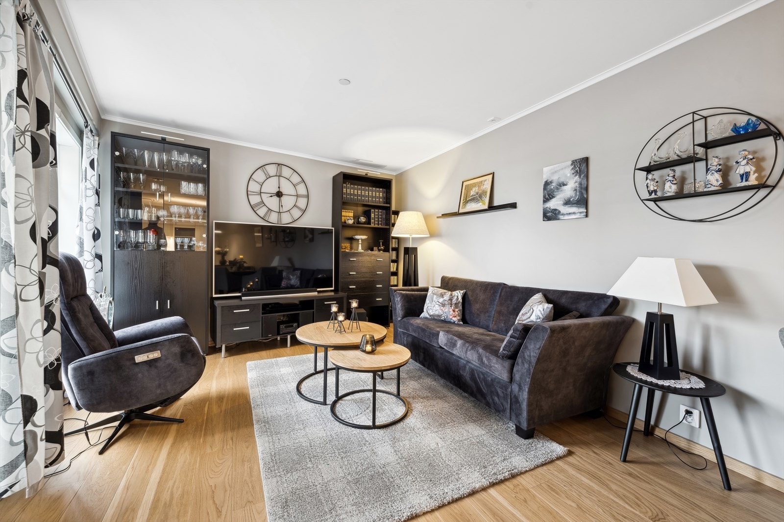 Stuen har en fin utforming som gjør det enkelt å møblere med sofa, spisebord og annet ønskelig møblement. Galleribilde