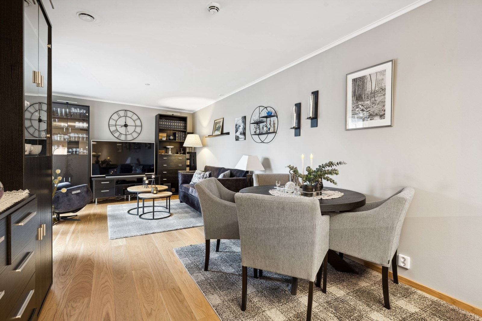 Stuen har behagelige fargetoner på vegger og pent parkettgulv. Galleribilde