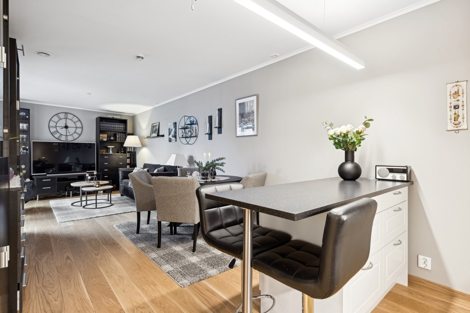 Videre kommer du til øvrig rom i leiligheten som består av baderom, innvendig bod, soverom, kjøkken og stue. Galleribilde