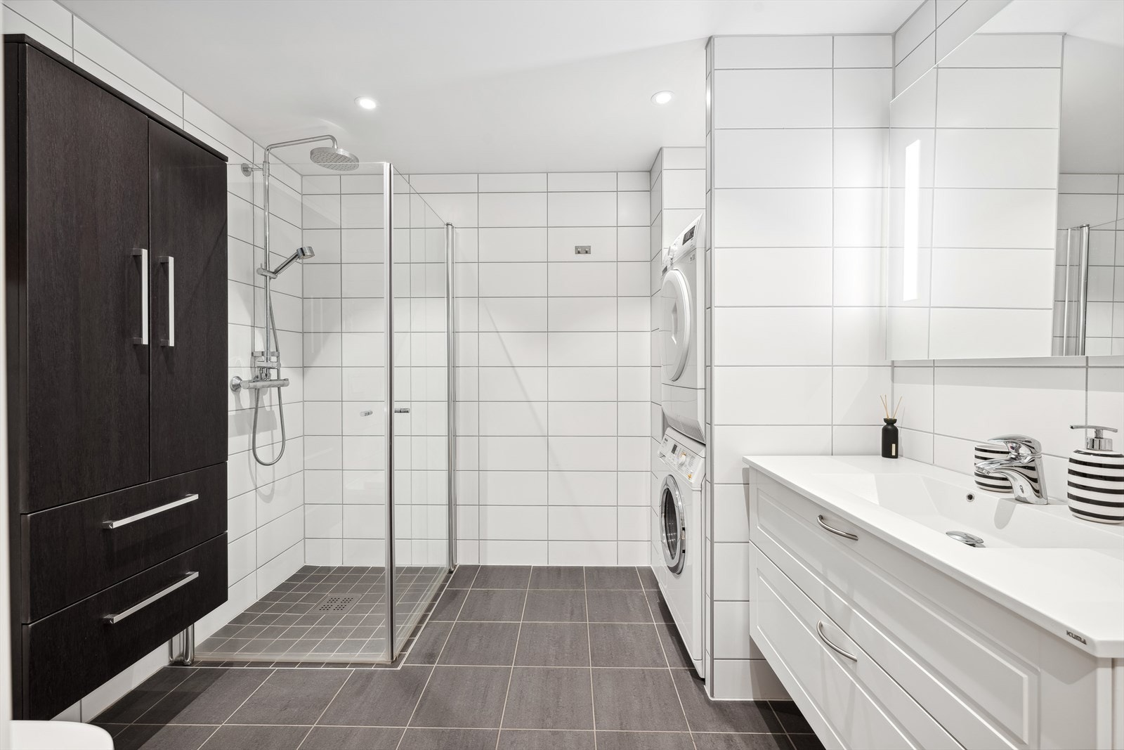 Baderommet er av god størrelse og har fliser på gulv og vegger. Galleribilde