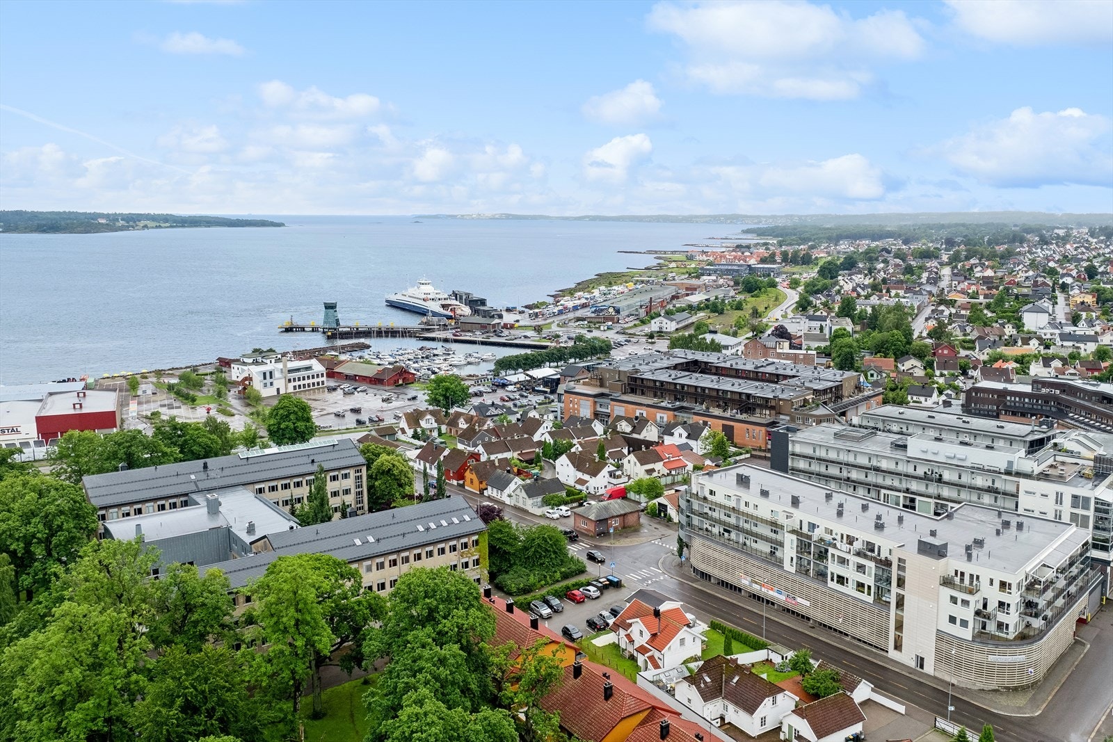 Leiligheten ligger i 5.etasje av Vektergården hvor man finner dagligvare og flere butikker på kjøpesenteret i 1.etasje. Galleribilde