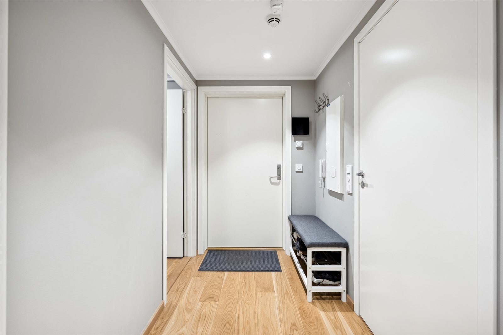 Innvendig kommer du inn til en lys og fin entrè med plass til å henge fra deg yttertøyet. Galleribilde