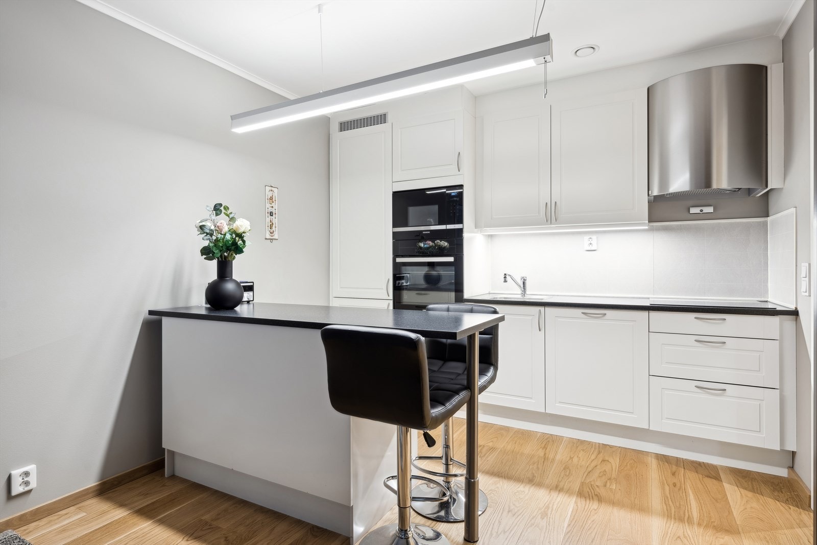 Kjøkkenet er godt utnyttet med skap- og benkeplass. Vdr. hvitevarer henvises til punkt innbo og løsøre. Galleribilde