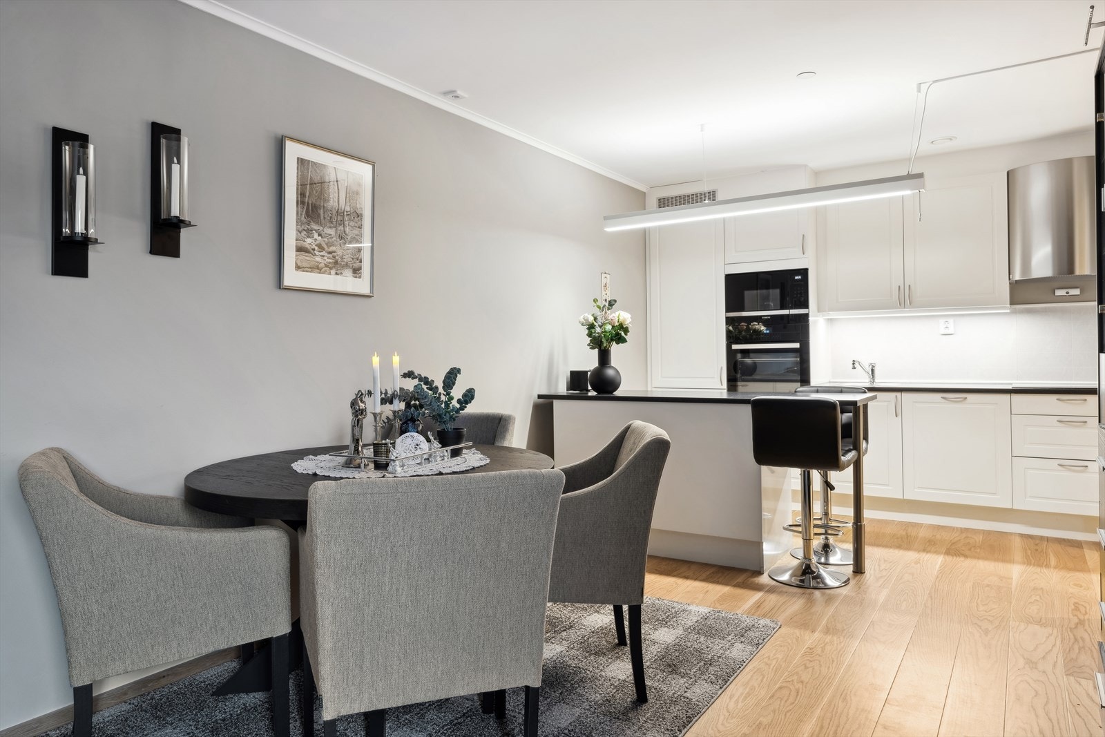 Kjøkkenet fremstår som et pent og innholdsrikt kjøkken. Galleribilde