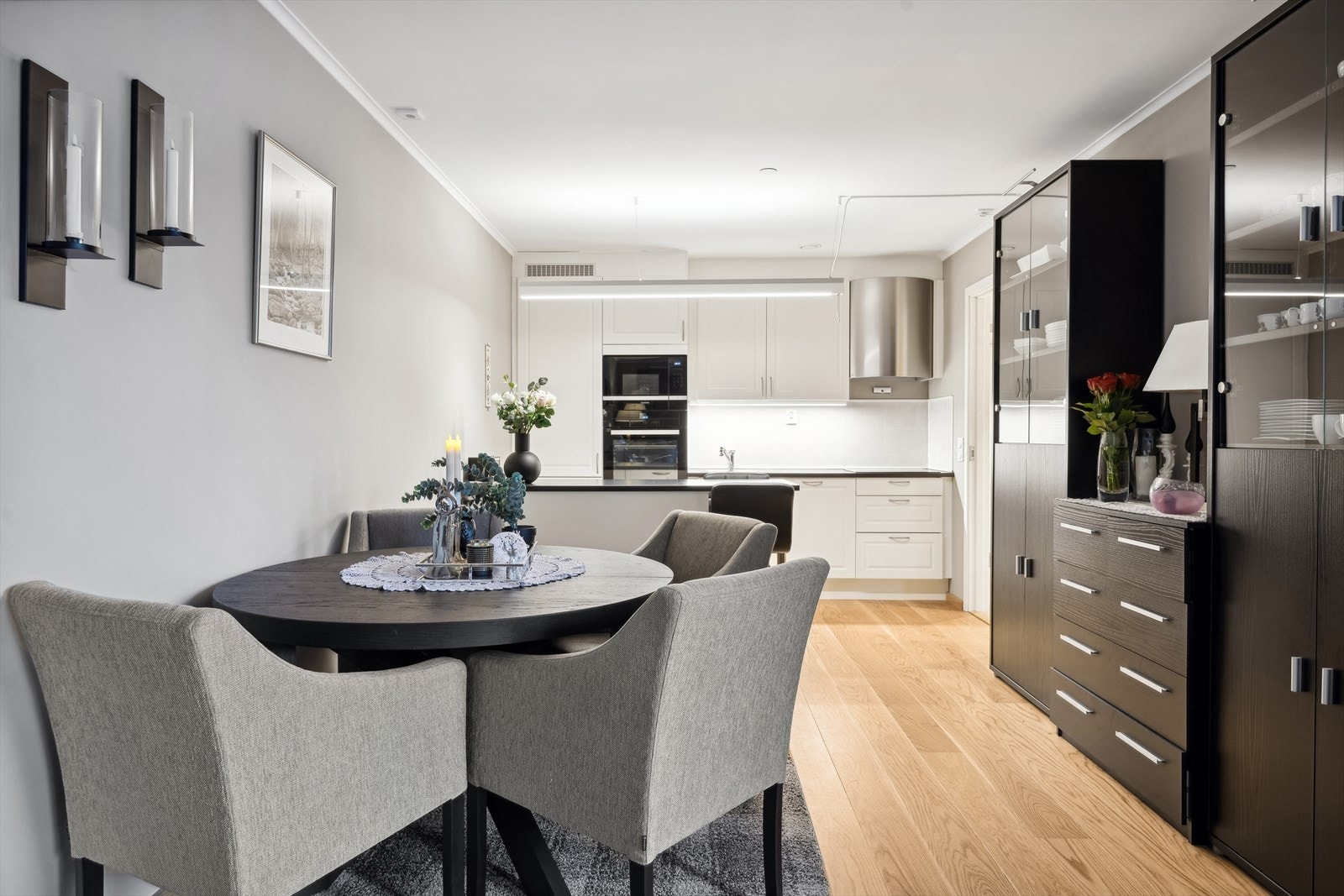 Plass til spisegruppe mellom stue og kjøkken. Galleribilde