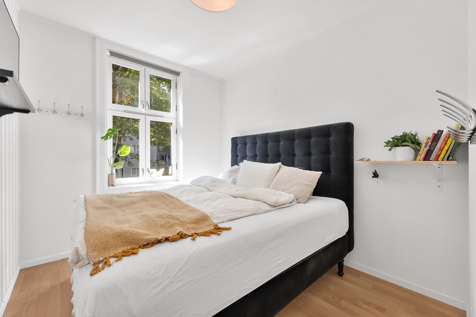 Hovedsoverommet har god plass til dobbeltseng og nattbord. Galleribilde