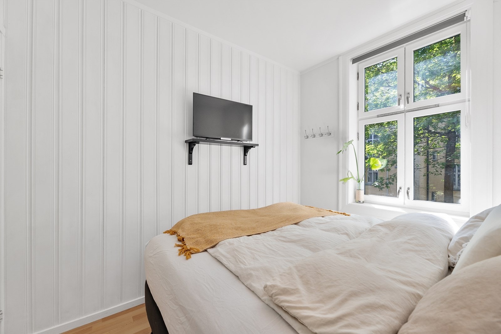 Det er plass til å ha knagger for å henge i fra seg eiendeler. Galleribilde