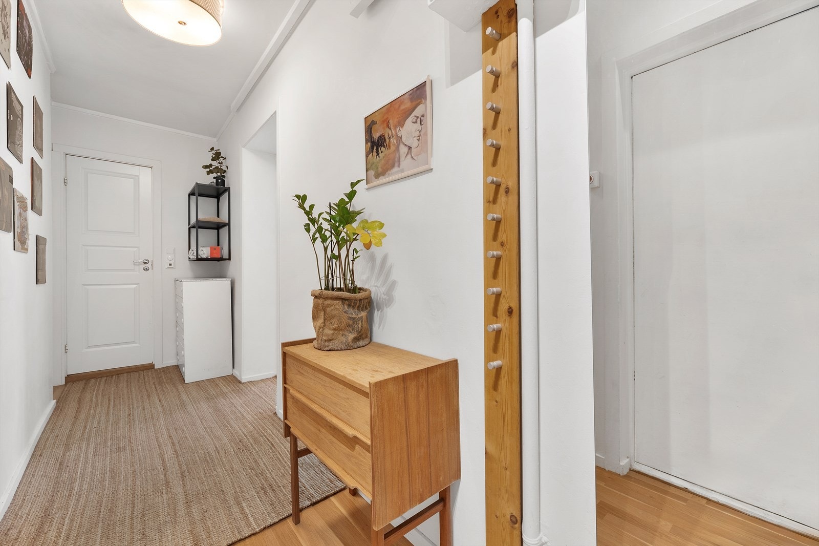Romslig inngangsparti med god plass til oppbevaringsskap og knagger. Galleribilde