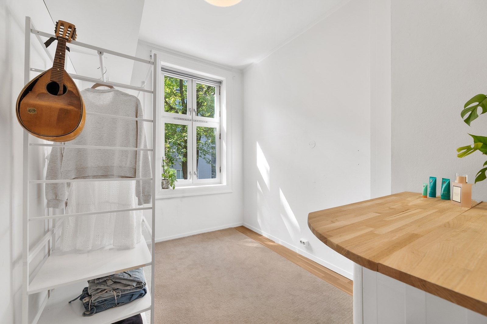 Soverom 2 er av god størrelse og er nå innredet som walk-in closet. Store vindusflater slipper inn rikelig med naturlig lys. Galleribilde