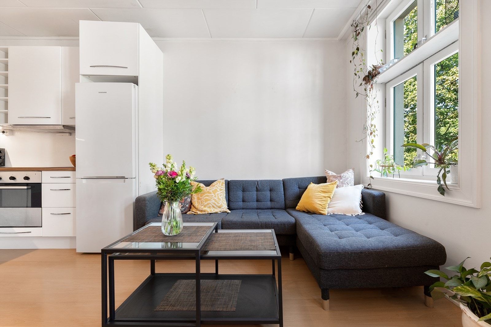 Store vindusflater slipper inn rikelig med naturlig lys i boligen. Galleribilde
