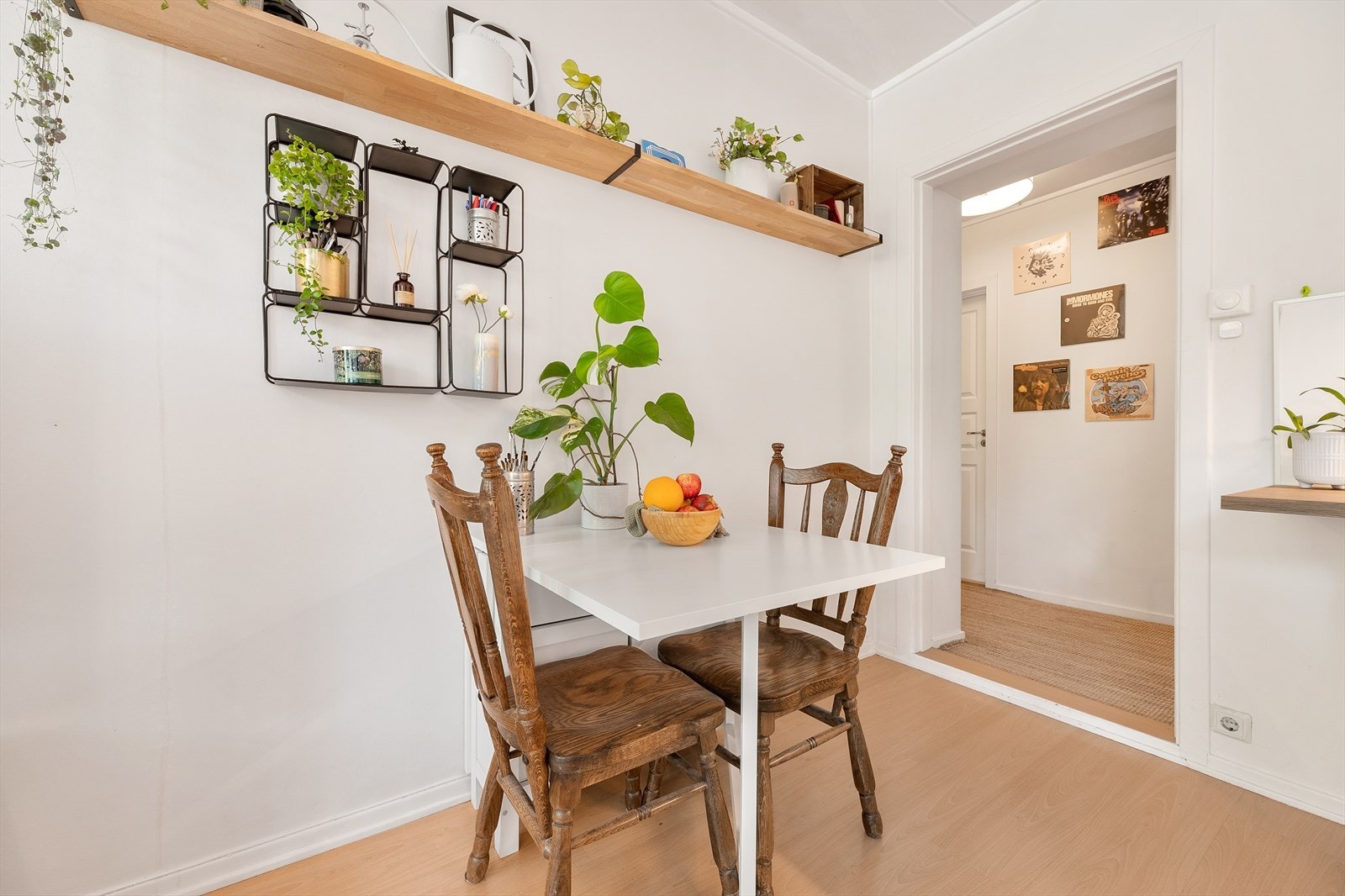 Det er plass til en spisegruppe hvor måltider kan nytes. Galleribilde