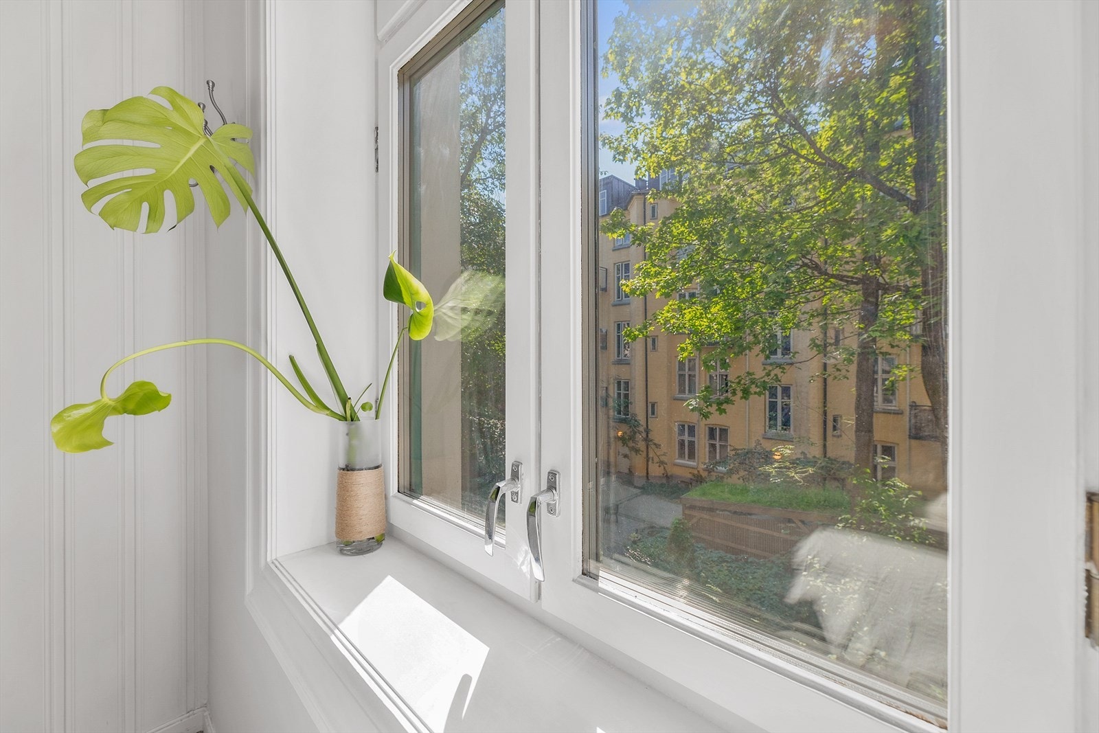 Rikelig med lysinnslipp i rommet. Vinduet har utsikt mot bakgården. Galleribilde