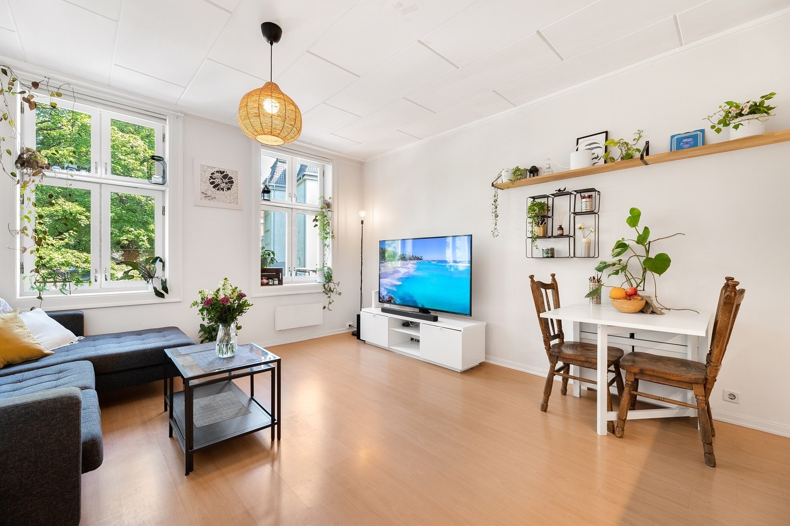 Det er godt med plass til både sofagruppe og spisegruppe i stuen. Galleribilde