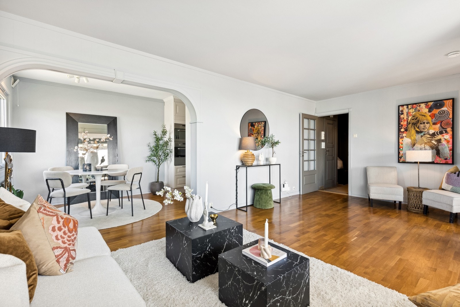 Stue med god plass til sofagruppe Galleribilde