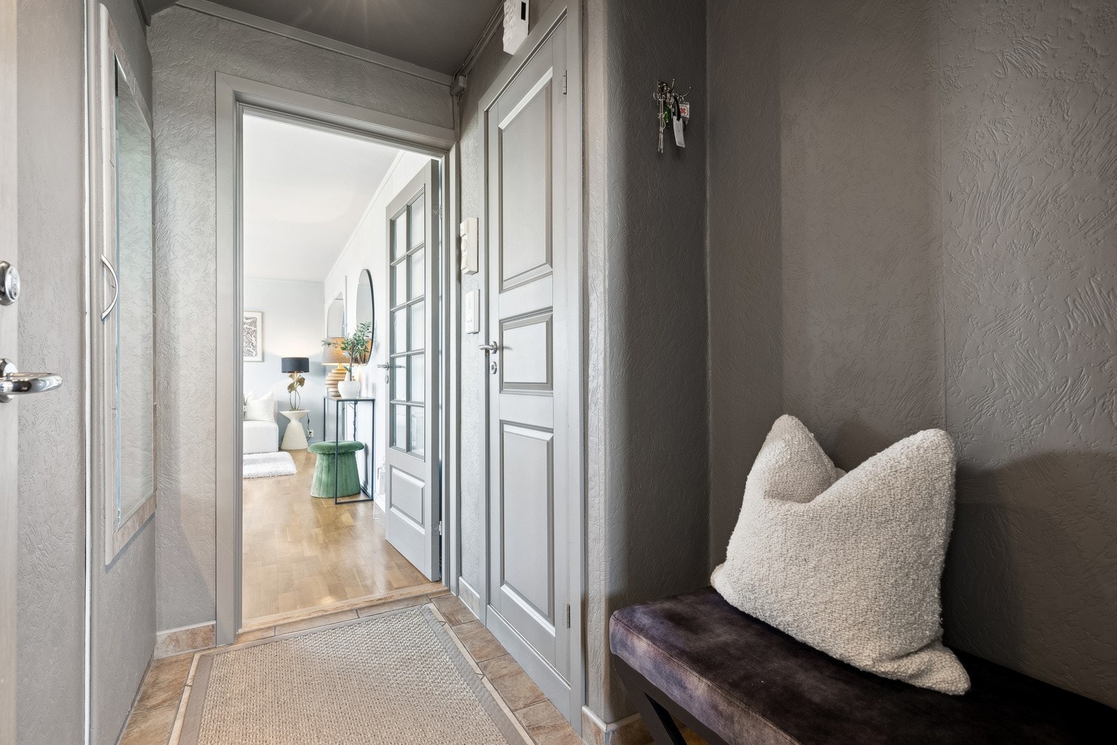 Entré med plassbygget garderobeskap Galleribilde