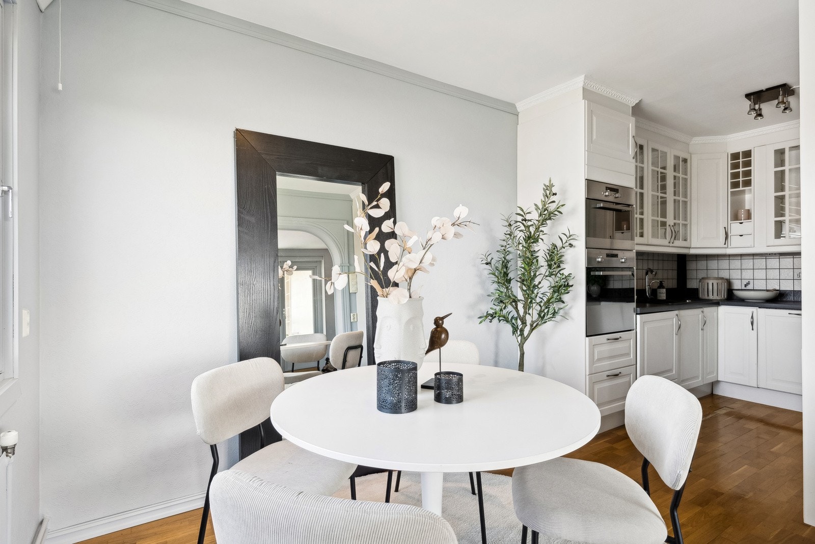 Moderne kkjøkkeninnredning Galleribilde