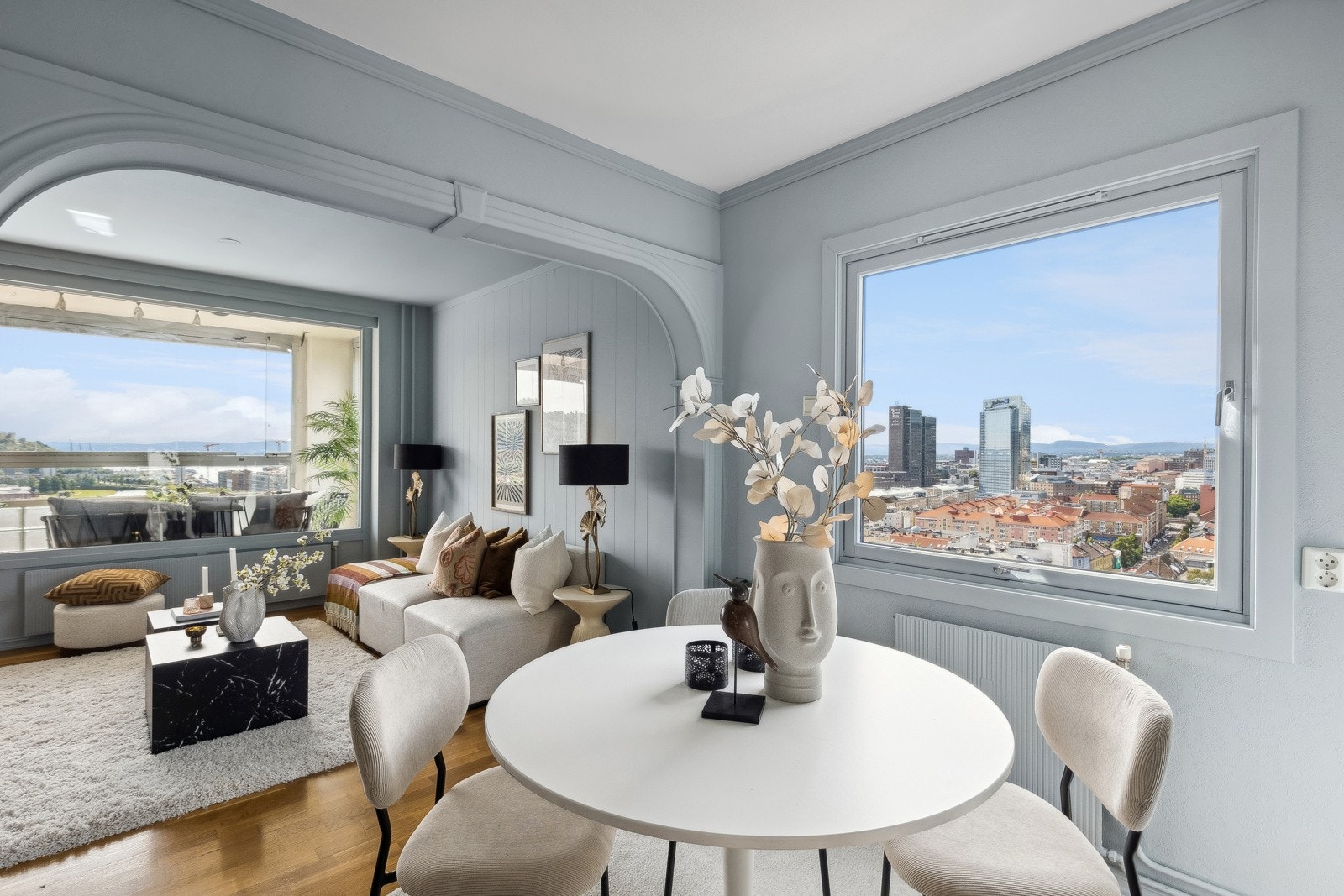 Usjenert beliggenhet med fantastisk utsikt fra alle rom Galleribilde