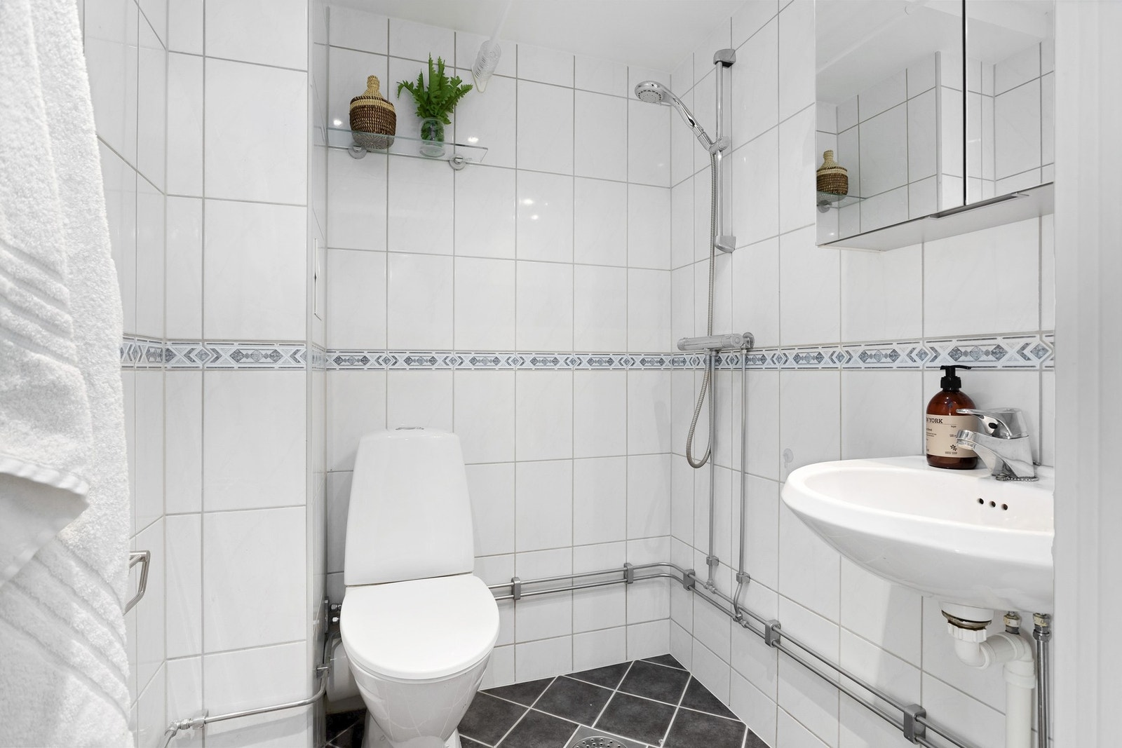 Boligens baderom er rehabilitert i 2009 i regi av borettslaget. Her er det fliser på gulv- og veggoverflater, downlights i himling og gulvvarme. Galleribilde
