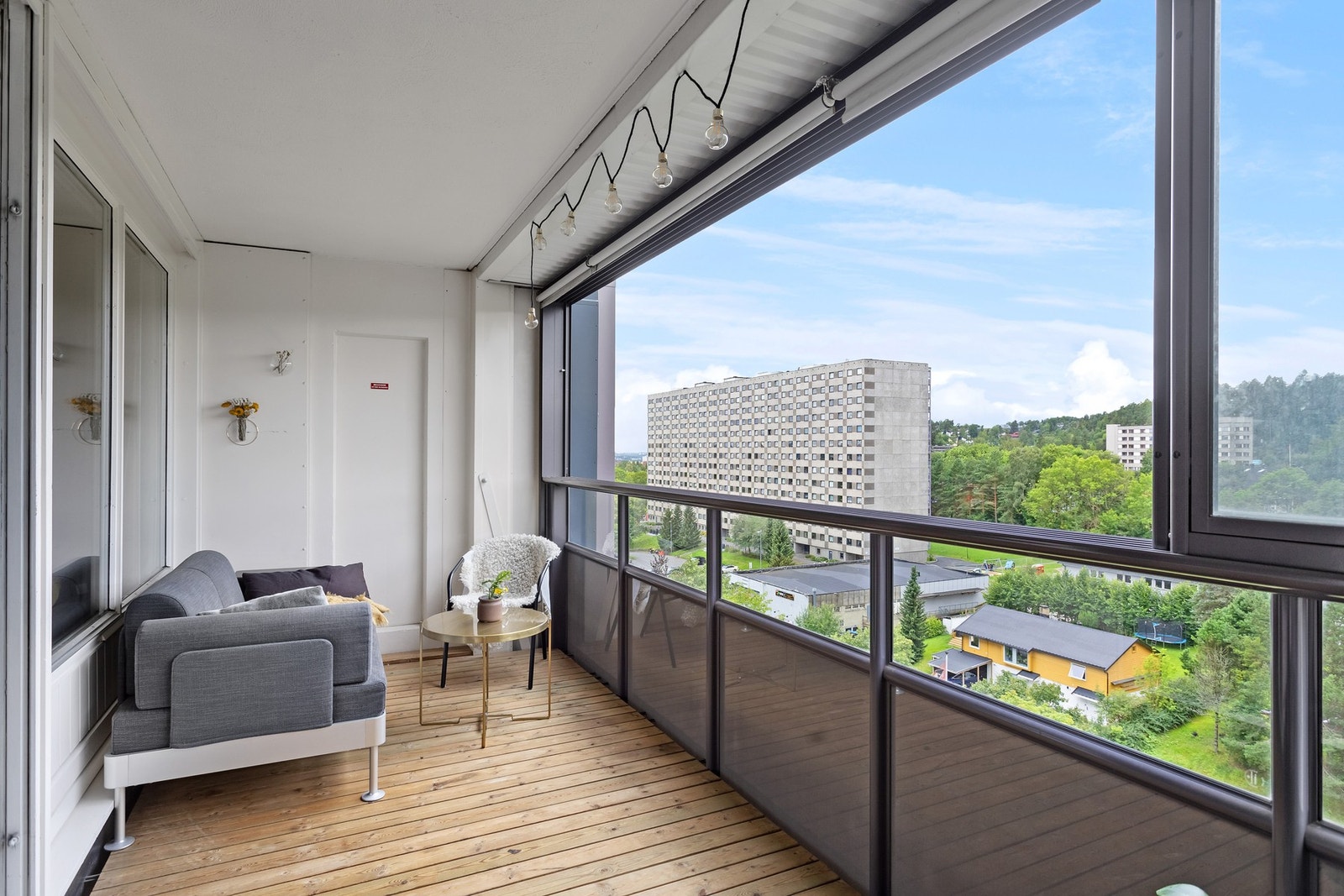 Balkongen er vestvendt og gir med det gode solforhold dag og kveld. Galleribilde