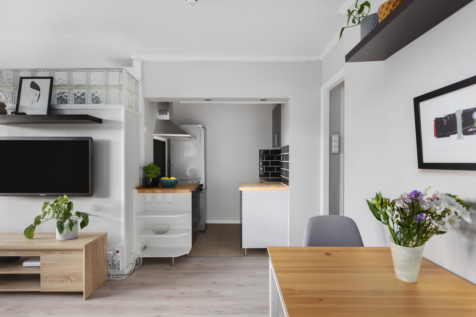 IKEA-kjøkkenet fra 2008 er godt utnyttet og byr på mye skap- og benkeplass. Galleribilde