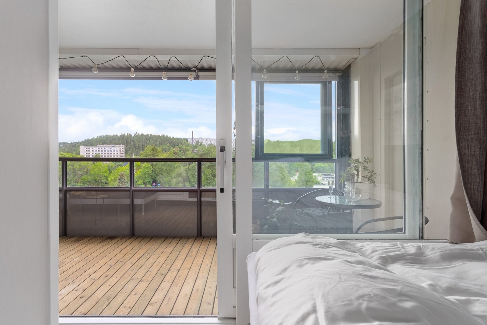 Skyvedøren ut gir en forlengelse av stuen, i tillegg til at innglassingen gjør at balkongsesongen utvides. Galleribilde