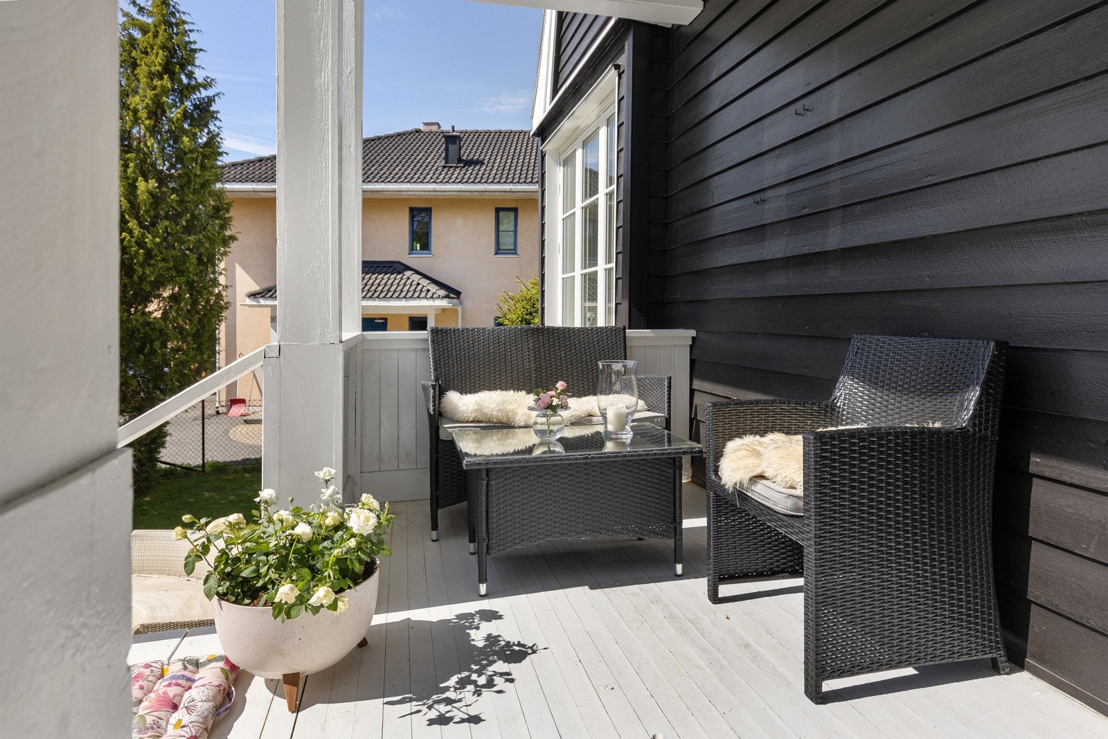 Utgang til terrasse og hage fra stue Galleribilde