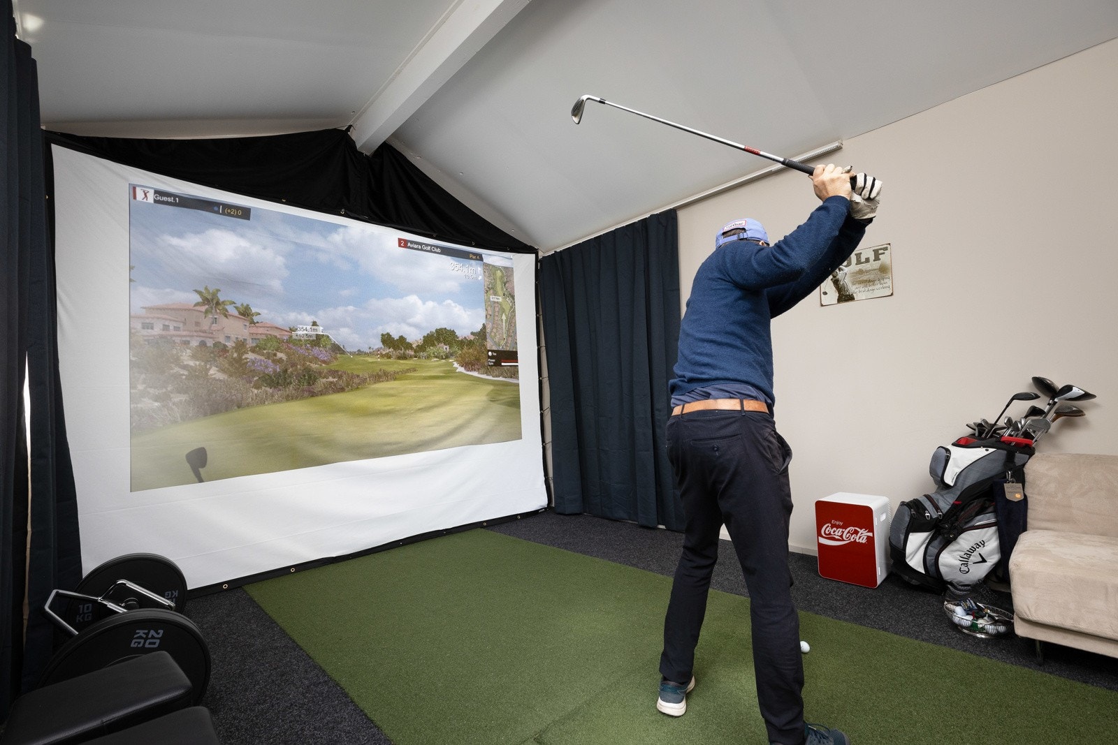 Anneks som er innredet med golfsumulator. Egner seg også som treningsrom Galleribilde