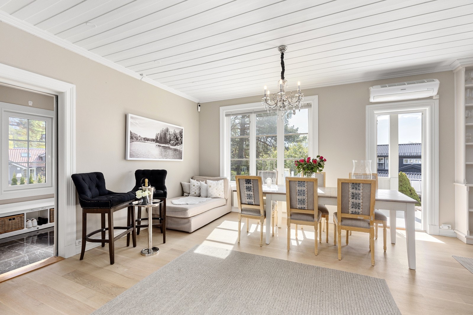Lys og luftig hovedetasje Galleribilde