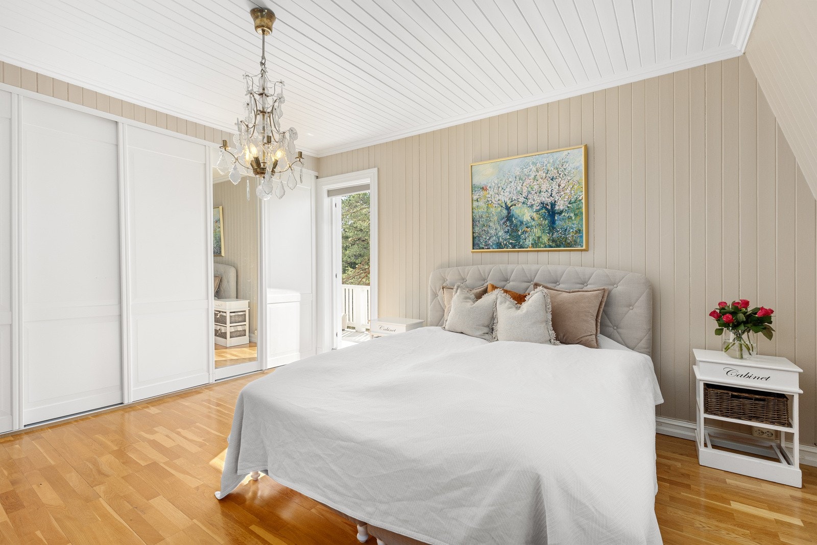 Stor skyvedørsgarderobe på hovedsoverom Galleribilde