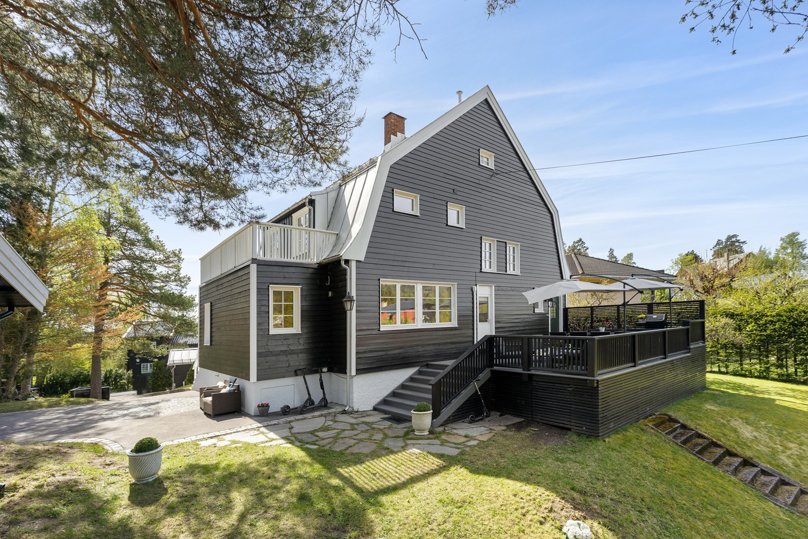 Solrik eiendom med sol fra morgen til kveld Galleribilde