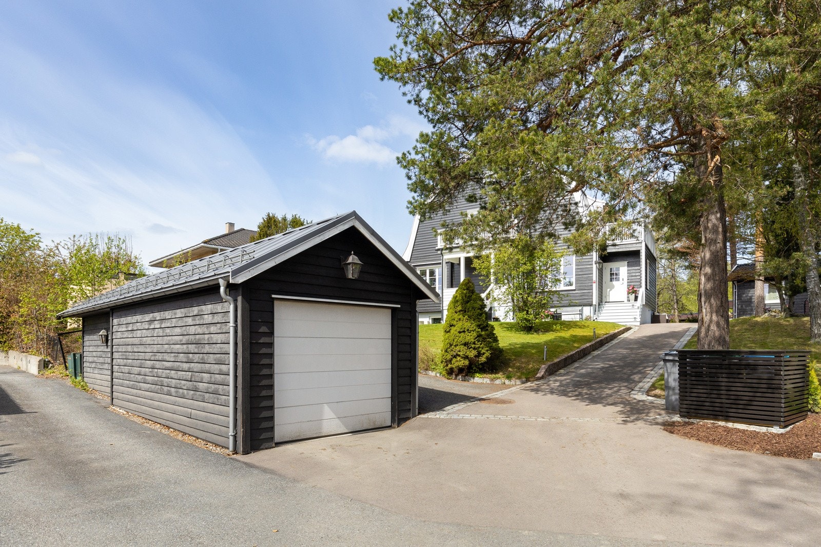 Garasje med bod. I tillegg gode parkeringsmuligheter på gårdsplassen Galleribilde