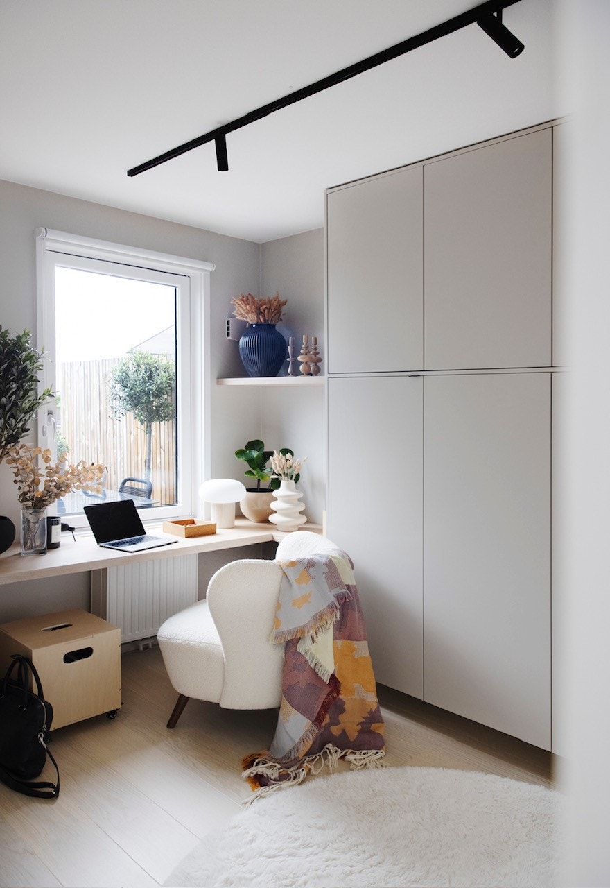 Soverom II med plassbygget skrivebord og garderobe. Galleribilde
