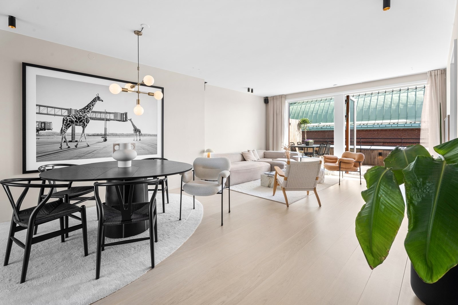 Leiligheten er gjennomgående med store vindusflater og privat takterrasse på begge sider. Galleribilde