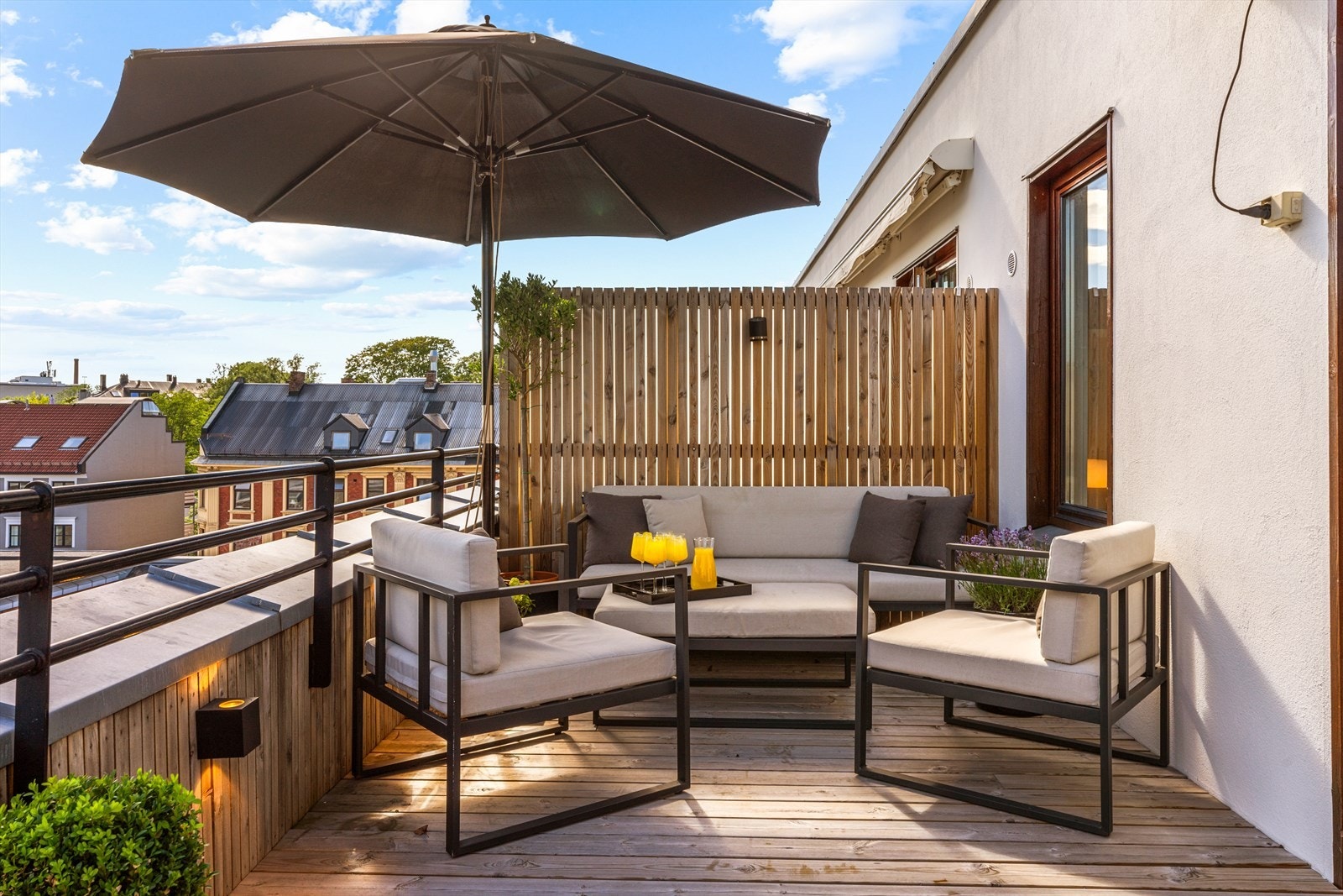 Terrassebord som dekke og murt brystning med panel og toppbeslag i metall. Levegger i tre mot naboer. Belysning montert i brystning og strømuttak på vegg. Galleribilde