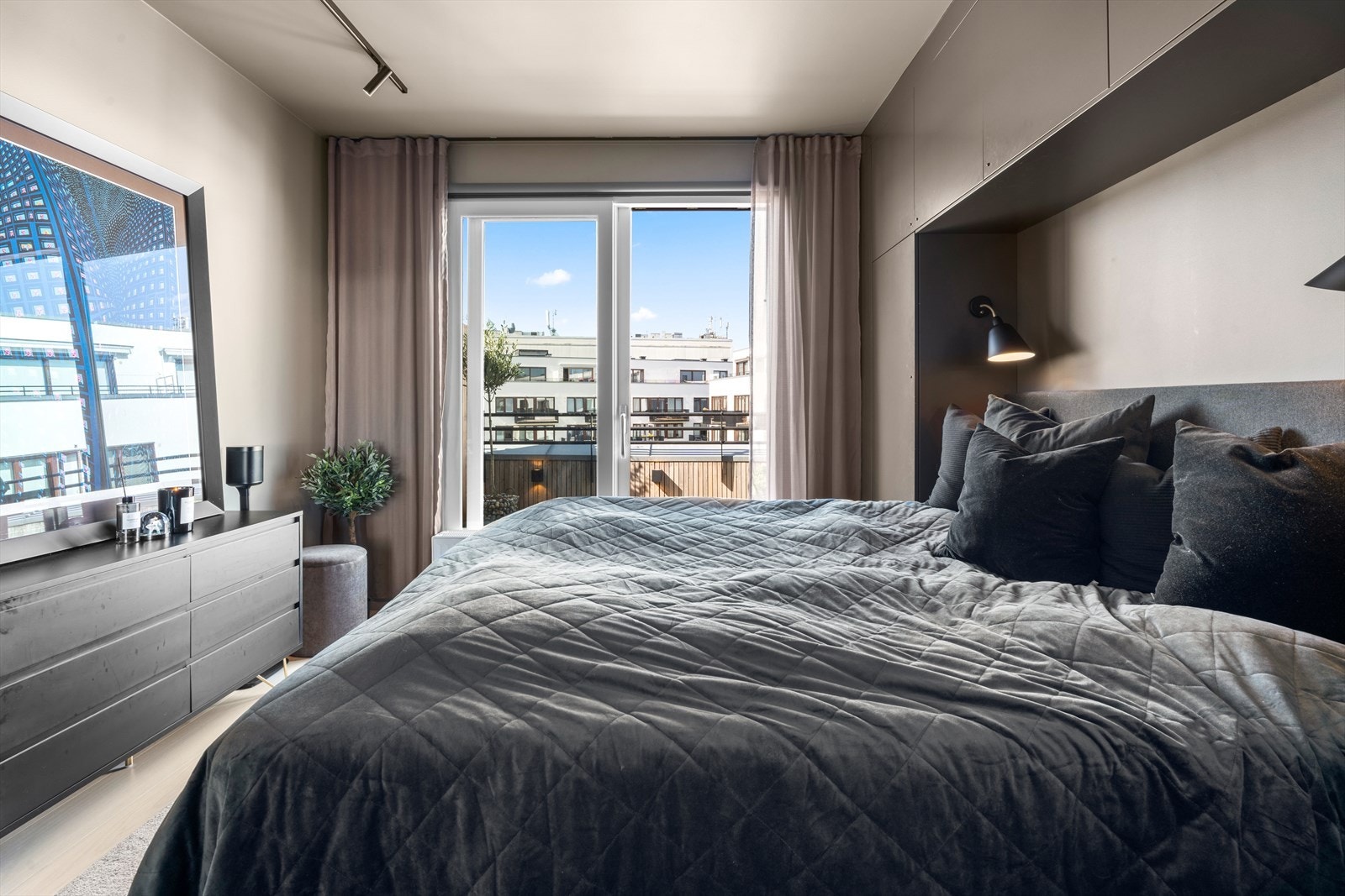 Rommet vender mot en rolig bakgård og har utgang til den nordvendte takterrassen. Plass til ekstra garderobe langs veggen til venstre. Galleribilde