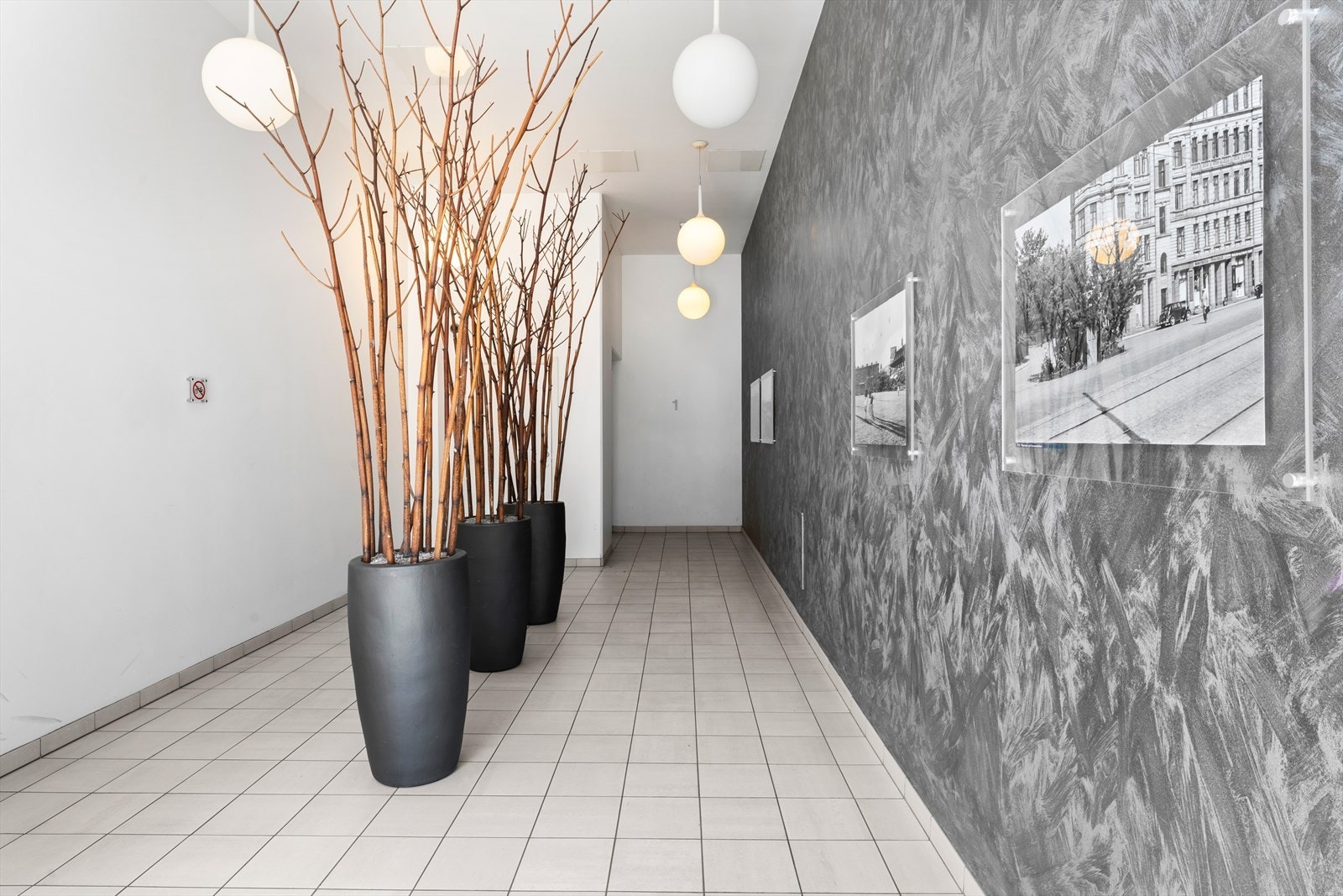 Moderne bygg med pene fellesarealer og heisforbindelse mellom leilighet, bakgård, gateplan og garasjeanlegg. Galleribilde