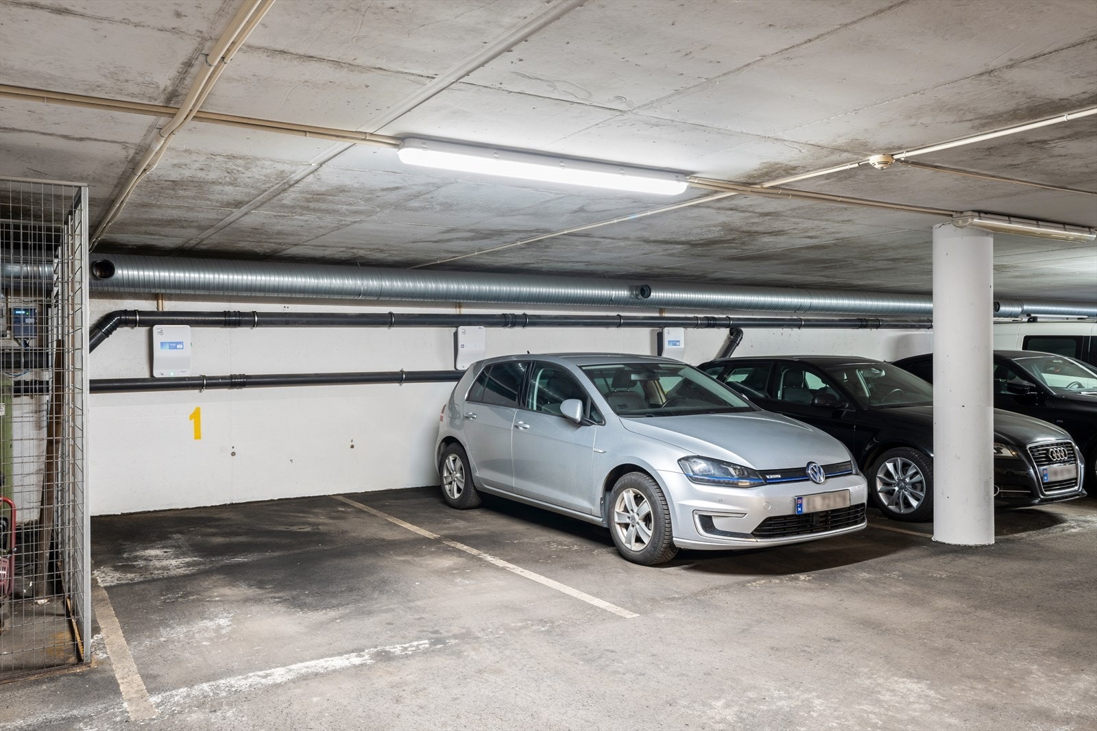 Det medfølger 1 parkeringsplass (nr. 1) med el-lader i underjordisk garasjeanlegg med innendørs adkomst. Galleribilde