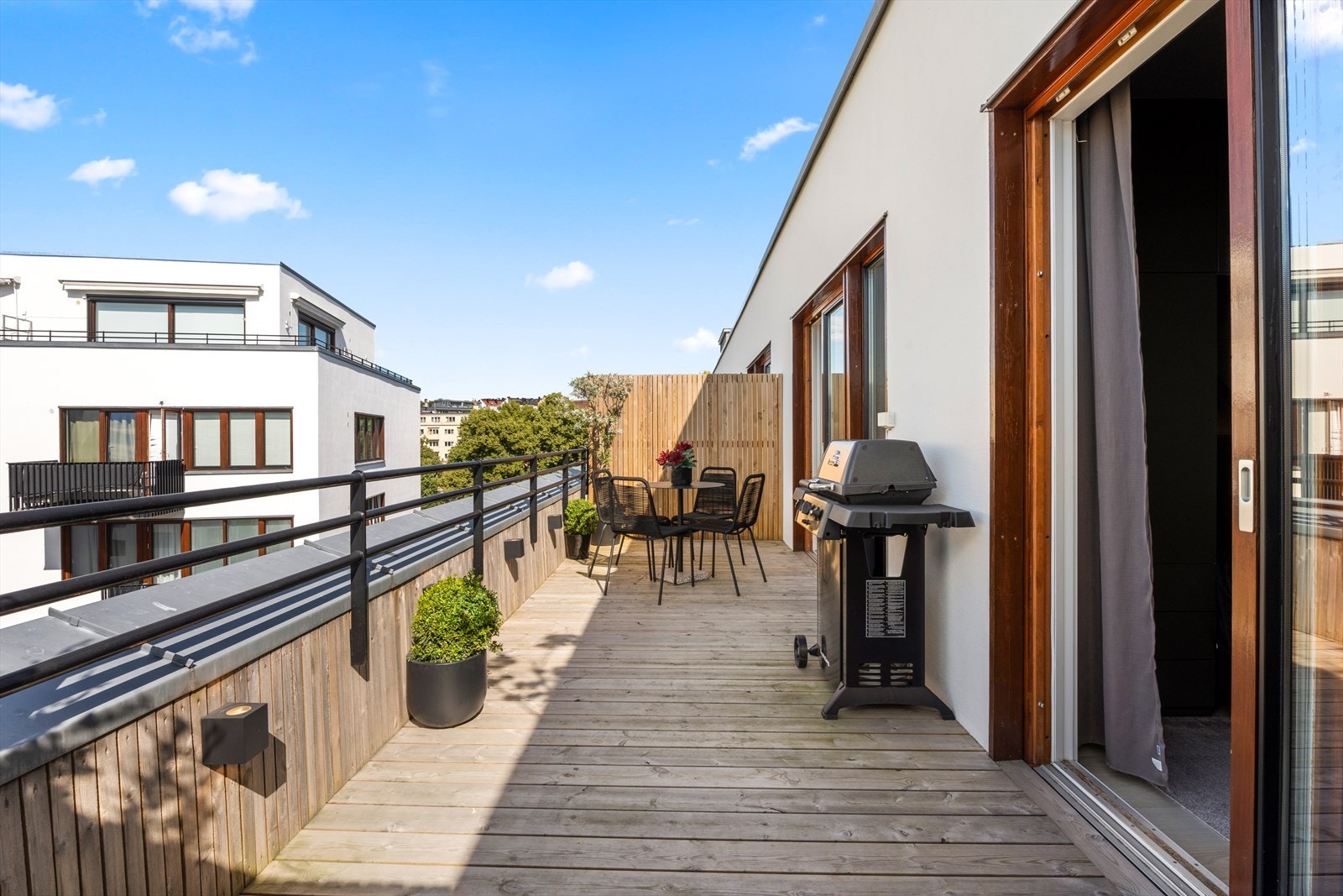 Utgang til terrassen fra både kjøkken og hovedsoverom. Terrassebord som dekke og murt brystning med panel og toppbeslag i metall. Levegger i tre mot naboer. Belysning montert i brystning og strømuttak på vegg. Galleribilde