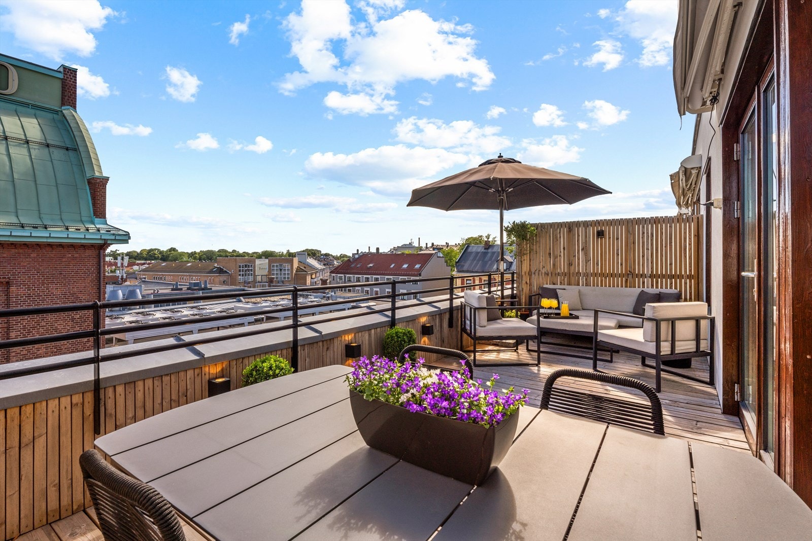 Sydvendt takterrasse på 18 m² med utsikt mot Slottsparken og god plass til utemøbler. Galleribilde