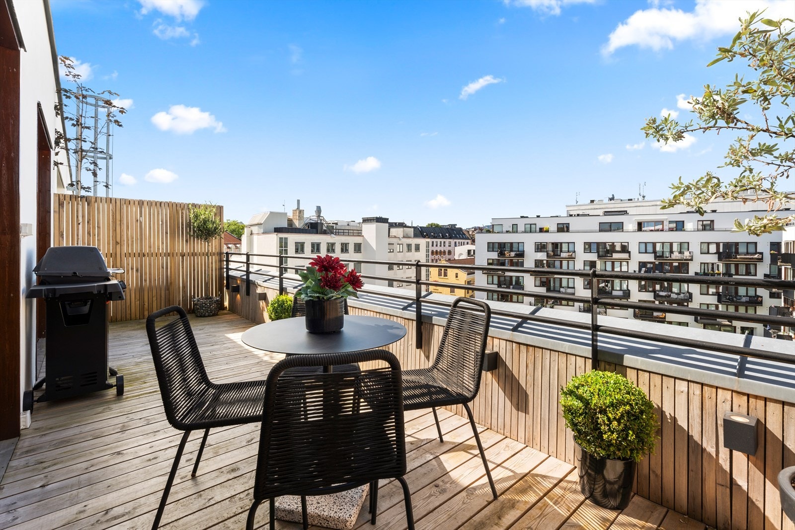 Nordvendt takterrasse på 15 m² vendt mot rolig bakgård. God plass til utemøbler og grill. Galleribilde