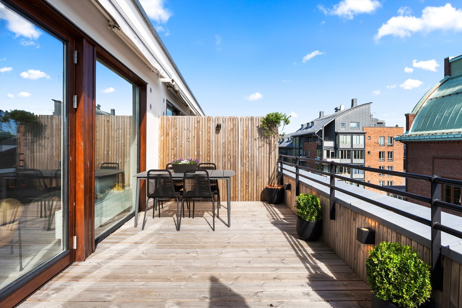 Privat og usjenert takterrasse med minimalt med innsyn. Elektrisk markise over store deler av takterrassen. Galleribilde