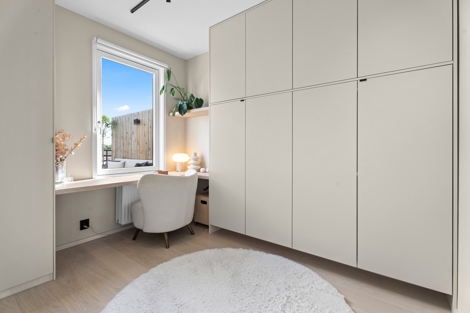 Lyst og trivelig rom som til daglig benyttes av selger til kontor og garderobe, og som gjesterom ved behov. Galleribilde