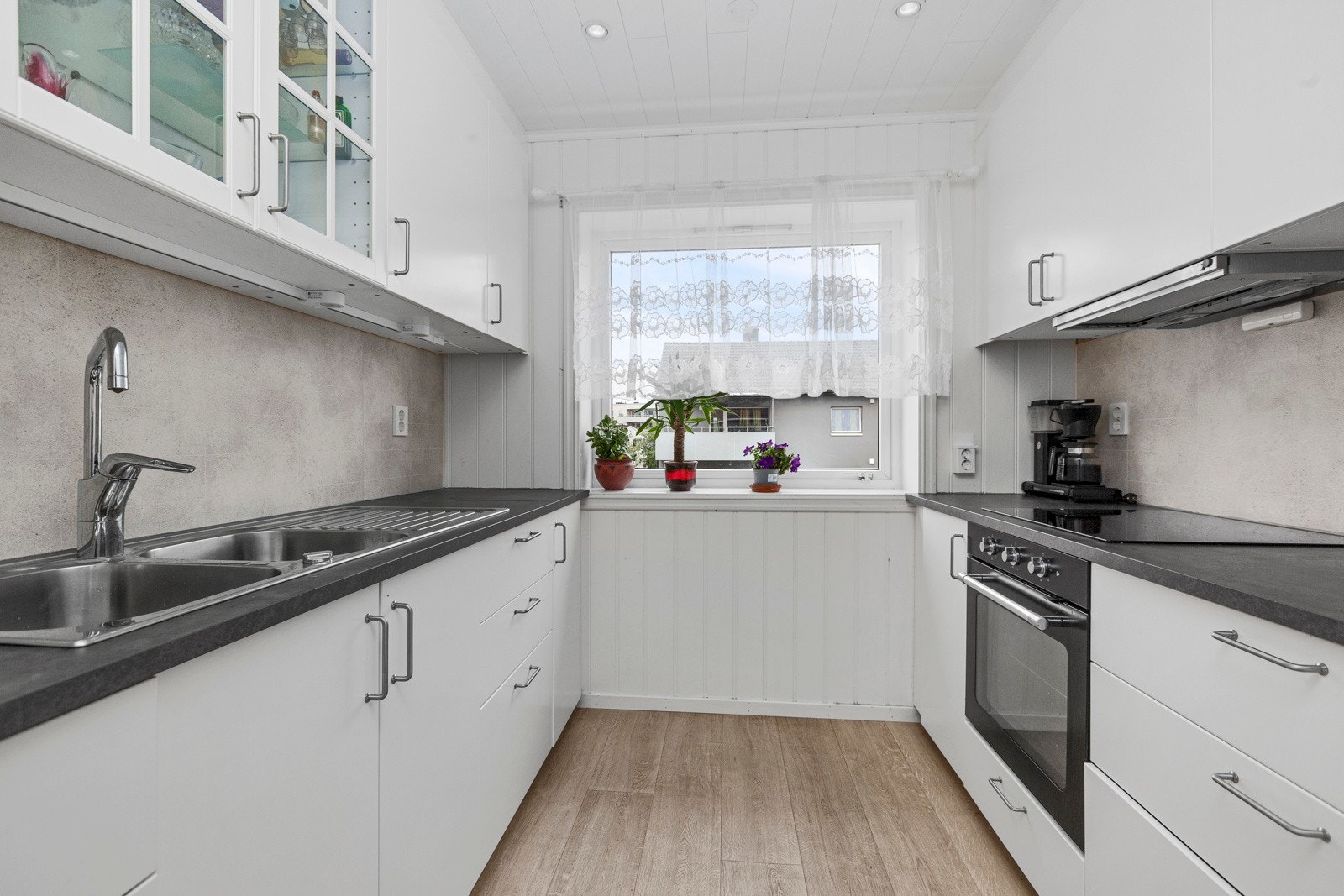 Godt med skap og benkeplass Galleribilde