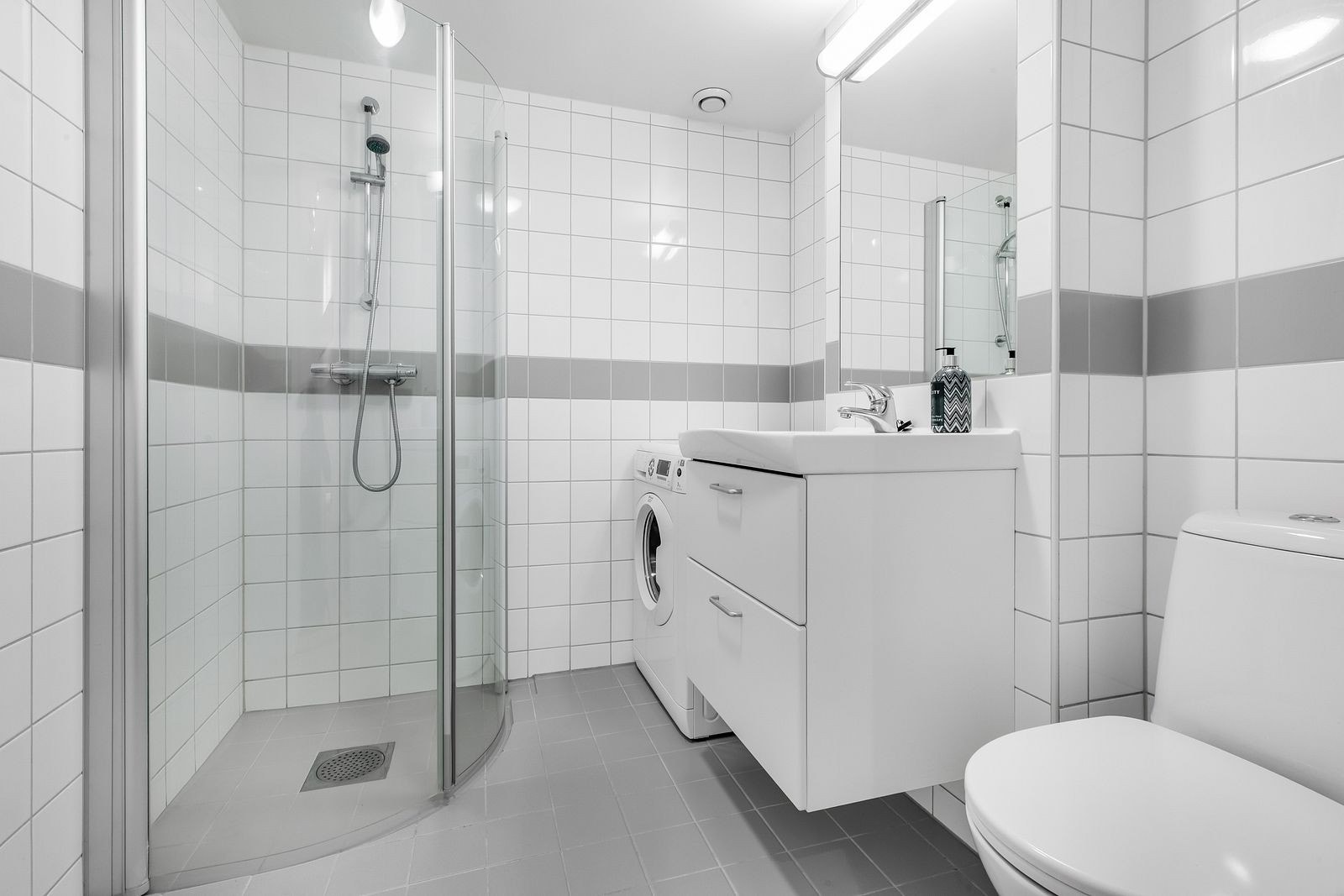 Moderne flislagt bad med varmekabler i gulv Galleribilde